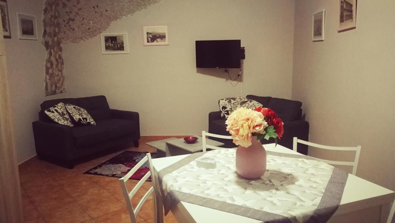Dimora Donna Carmela Apartment Napoli Bagian luar foto